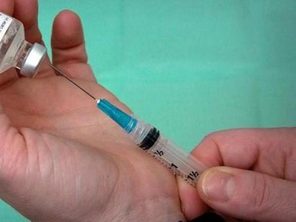 Syringe and Marek's vaccine