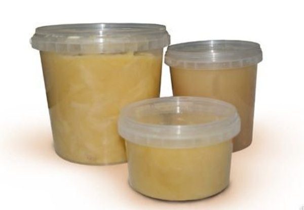 Miel de colza dans des récipients en plastique