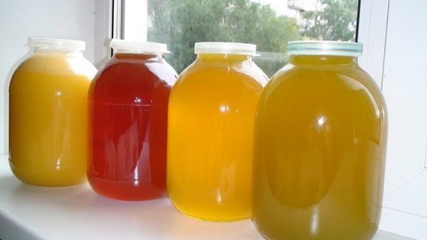 Chernoklenovy miel fait maison, emballé dans des banques