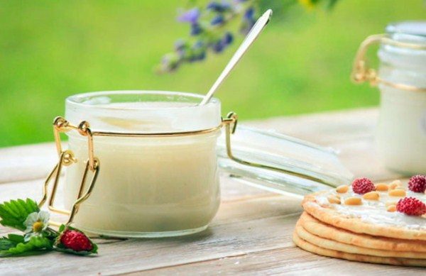 Miel blanc dans un pot