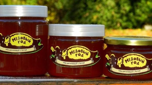 Retard de miel emballé dans un plat en verre