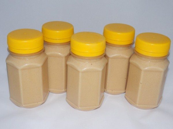 Miel d'Acura emballé dans des bocaux