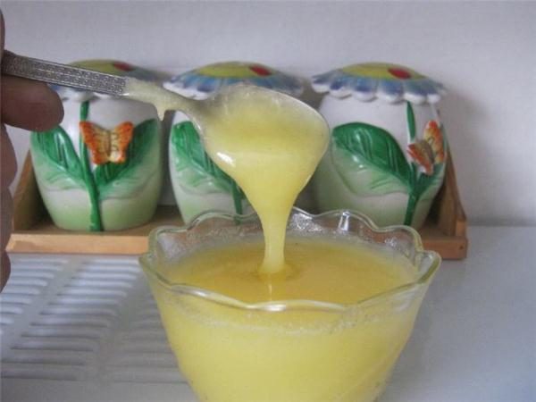 Miel bouilli dans un bol