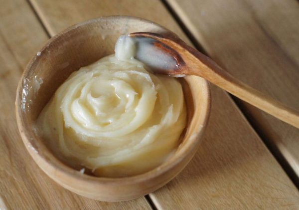 Miel blanc dans une assiette d'argile