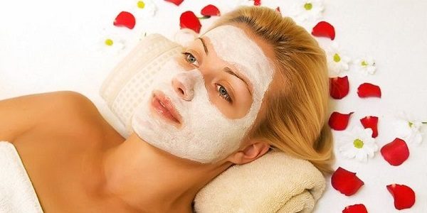 Masque blanchissant au miel sur le visage