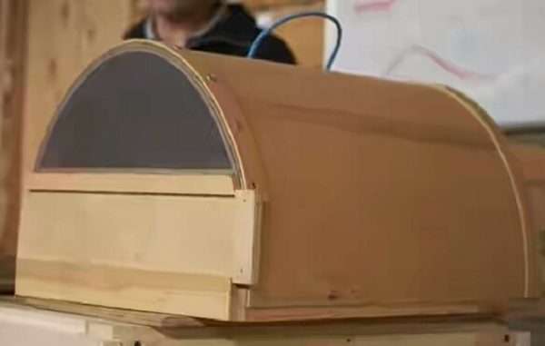 Essaim semi-circulaire en contreplaqué.