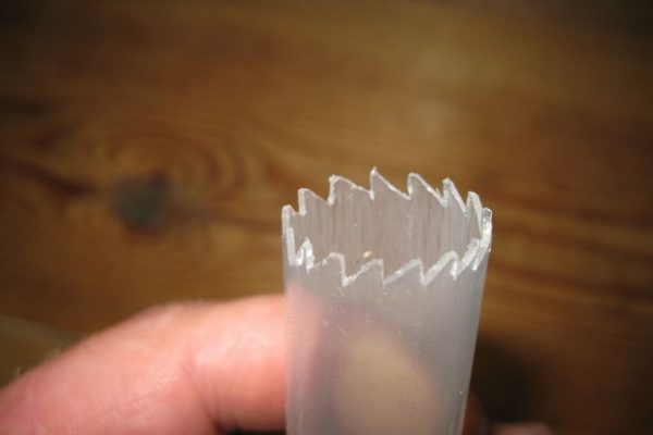 Aiguisez un côté de la seringue pour retirer le trognon de pomme