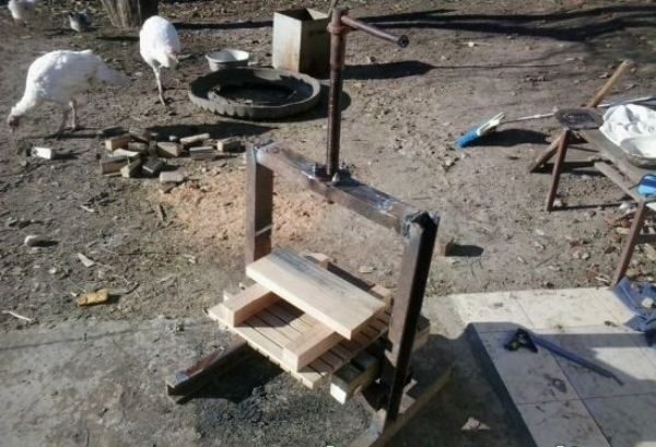 Presse en bois pour grille de drainage pour pommes