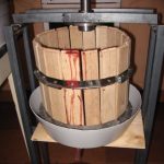 Presse à pommes avec support en bois