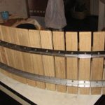 Les bandes avec les planches du dossier de presse sont pliées en forme de cercle