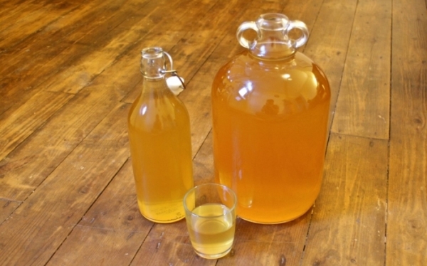Le jus de cidre est fabriqué à partir de jus de pomme et aucun sucre n’est ajouté.