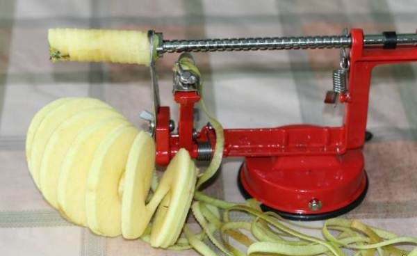 Nettoyer et couper une pomme avec une machine à écrire