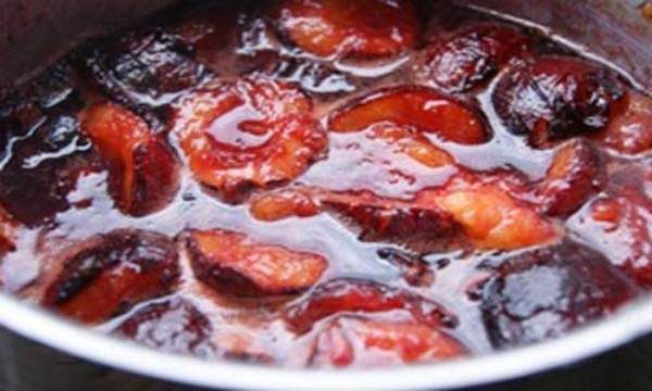 Faire tremper les prunes dans du sirop de miel