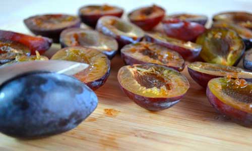 Préparation des prunes pour l'hiver