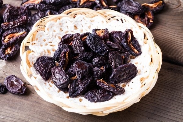 Pruneaux prêts dans un vase