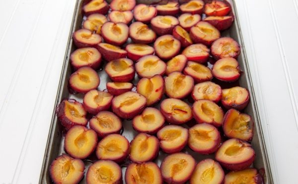 Étaler les prunes sur une plaque à pâtisserie