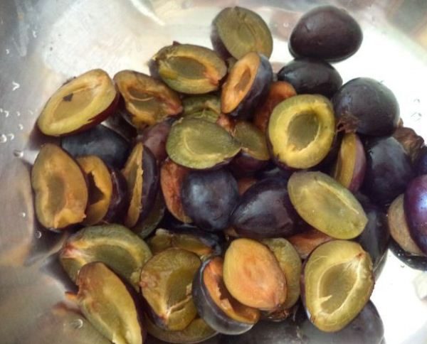 Couper les gros fruits de prunes en 2 parties