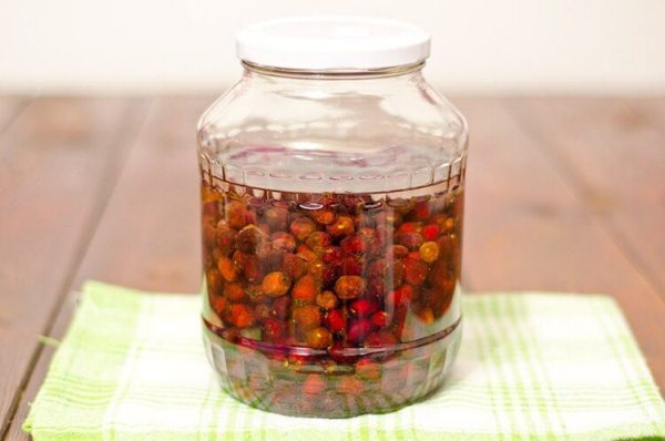 Тинктура от глог в стъклен буркан