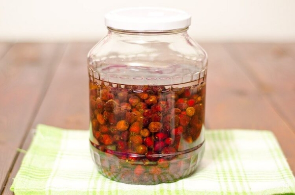 It is recommended to use hawthorn tincture in case of increased excitability, irritability, the onset of strokes, and pain in the heart.