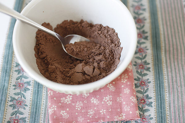 Το αλεύρι από κόκκινα κεράσια πουλιών έχει βρει την ευρεία εφαρμογή του στο μαγείρεμα