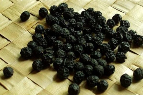 Τα φρούτα του κόκκινου κερασιού σε ξηρή μορφή χρησιμοποιούνται επίσης ευρέως.