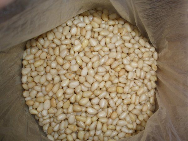 Обелените кедрови ядки трябва да се съхраняват в плътно затворен контейнер