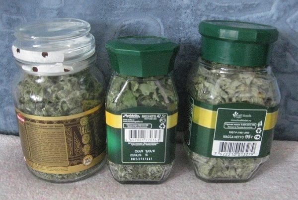 Getrocknete Johannisbeerblätter sollten am besten in einem geschlossenen Glas aufbewahrt werden.