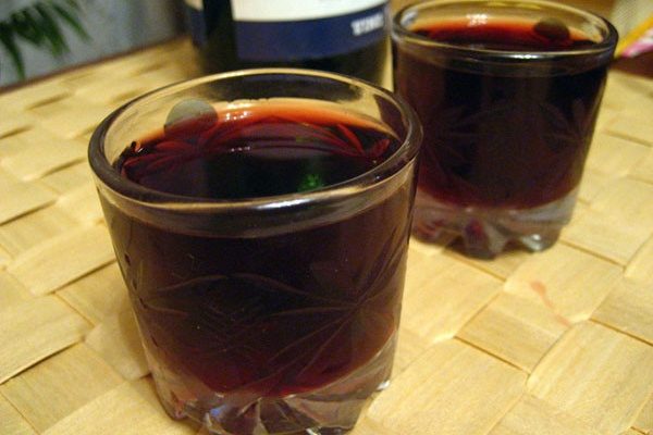 Βάμματα κερασιού κόκκινου πουλιού