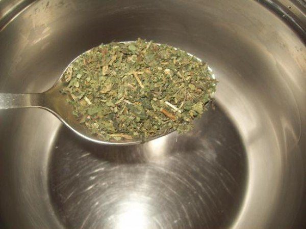 Décoction de cuisson de feuilles de noix séchées et broyées