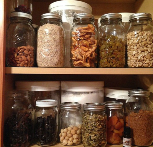 Ядките имат особеност да абсорбират миризмите, така че те се държат отделно от другите продукти.