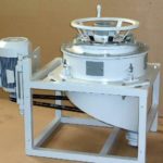 Machine à décortiquer les noix de pin