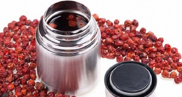 Infusion de rose musquée dans un thermos