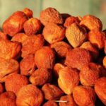 Abricots - abricots de fruits secs avec un os