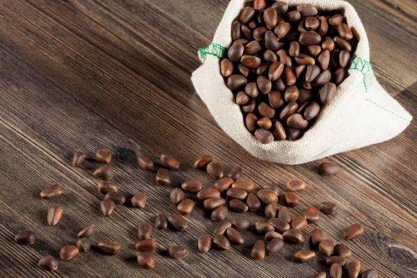 Lorsque vous achetez des pignons sur le marché, privilégiez les peaux non pelées - elles peuvent être conservées sans perte de goût et de propriétés cicatrisantes pendant un an maximum