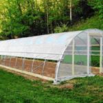 Σκελετό θερμοκηπίου κάτω από την ταινία