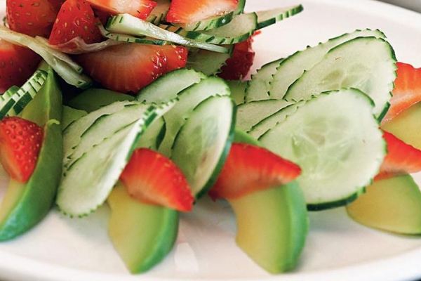 Μπορείτε να φτιάξετε σαλάτες και ποτά από φράουλες