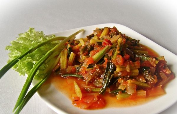 Ail sauvage braisé à la sauce tomate