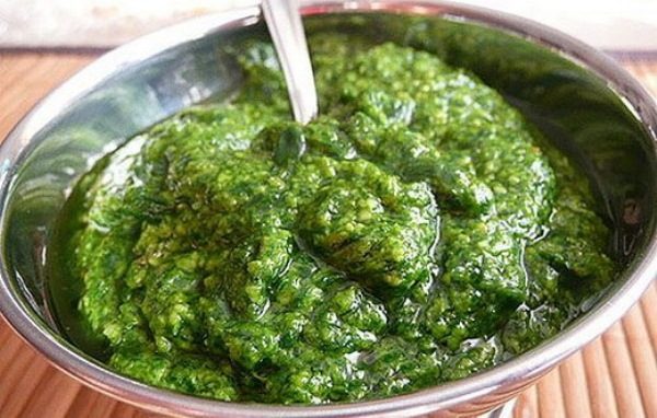 Les feuilles écrasées d'ail sauvage aideront à faire face au rhume et au nez qui coule