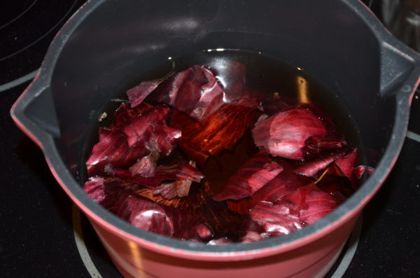 Top dressing from onion peel