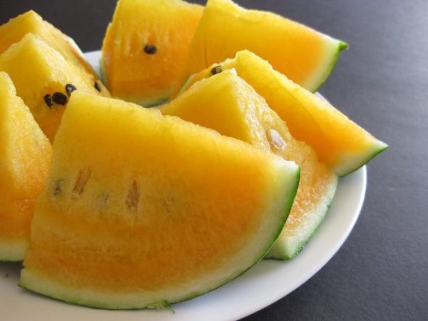 Tranches de melon d'eau jaune sur une assiette