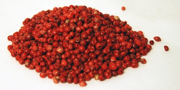 Плодовете на розовия пипер са микро, макроелементи и богати на витамини.