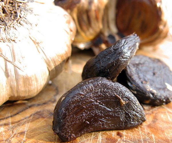 L'ail noir est obtenu en créant certaines conditions pendant 2 mois.