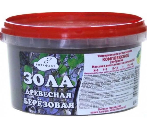 Top dressing tomato from ashes is also a folk remedy.