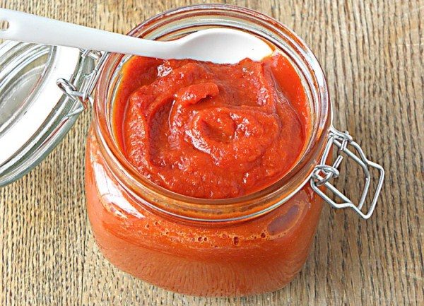 Η ντομάτα είναι μεγάλη για την παρασκευή χυμών, κέτσαπ, lecho, πάστα ντομάτας, διάφορες σάλτσες