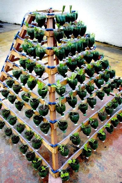 Piramide di bottiglie di plastica