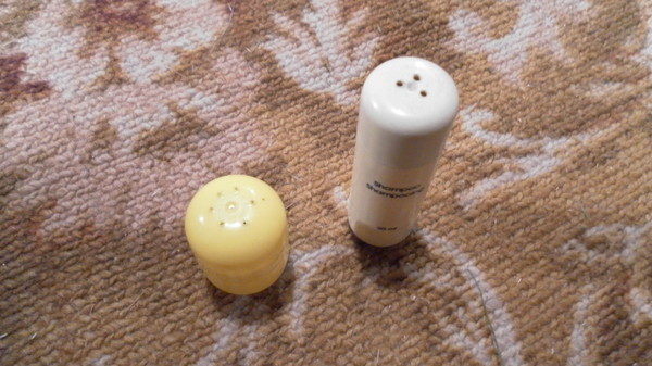 Il est très pratique de planter des carottes à l'aide de la salière.