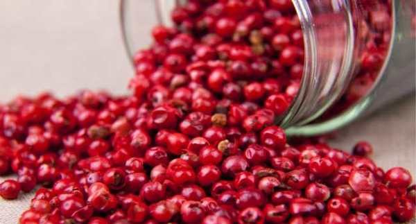 Розовата пипер има тонизиращ ефект върху тялото, подобрява храносмилането, сърдечно-съдовата функция и подобрява тонуса и еластичността на кожата.