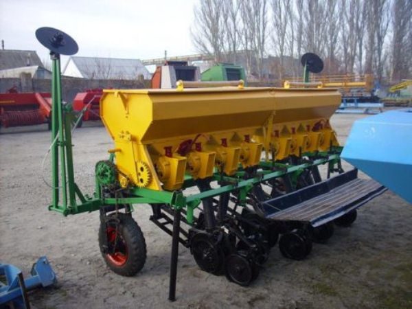 Semoir pour planter de l'ail en 3 rangées