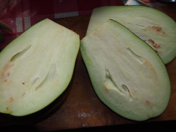 Siyah Güzelliğin eti neredeyse beyazdır. çok lezzetli