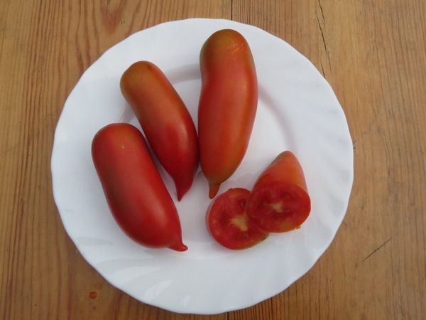 Τα φρούτα Khokhloma έχουν βάρος περίπου 100-150 γραμμάρια και πυκνή δομή.